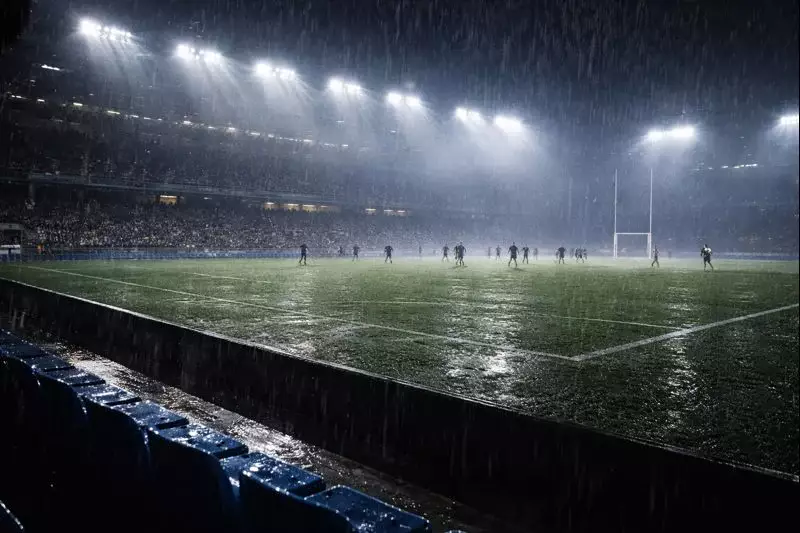 Stade de rugby sous la pluie avec éclairage nocturne
